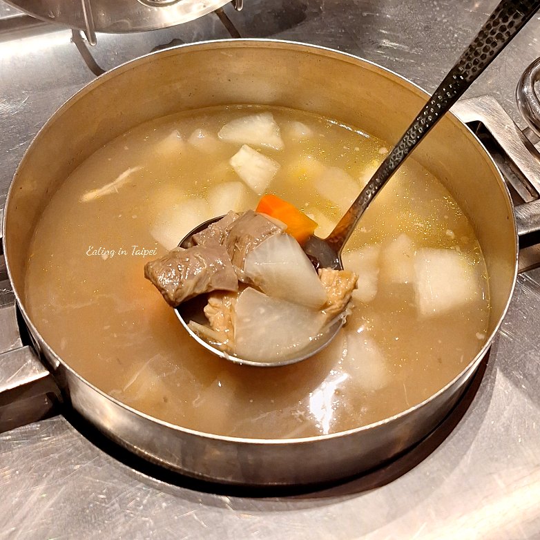 Just Sleep Tainan Just Cafe breakfast stewed beef offal soup 1