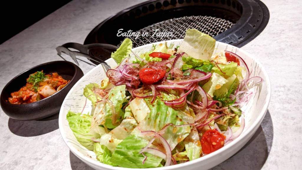 The salad was really well presented, with lots of lettuce leaves, a great sauce, and regular dottings of tomato