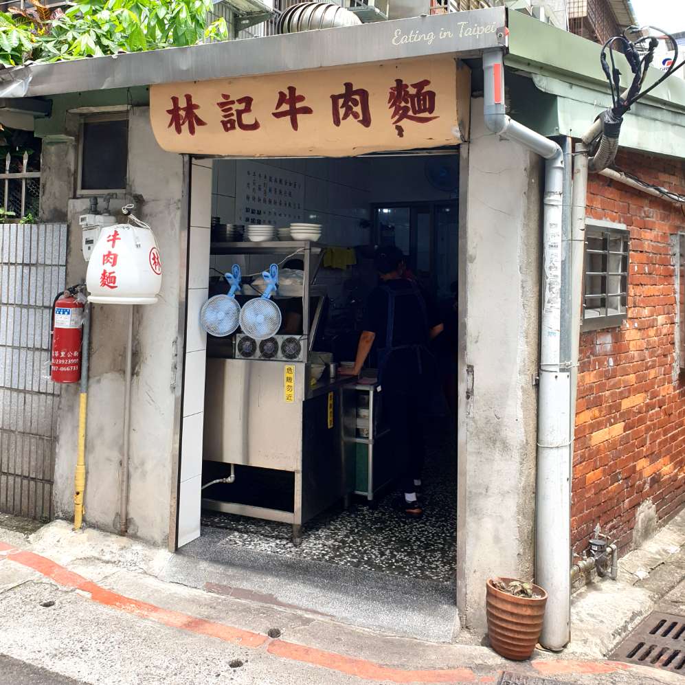 Lin s beef noodles sign