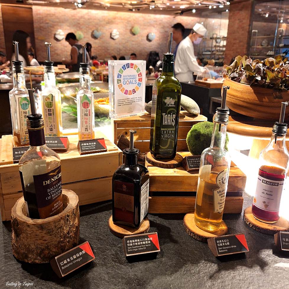 Silks Place Tainan Robins breakfast salad dressing